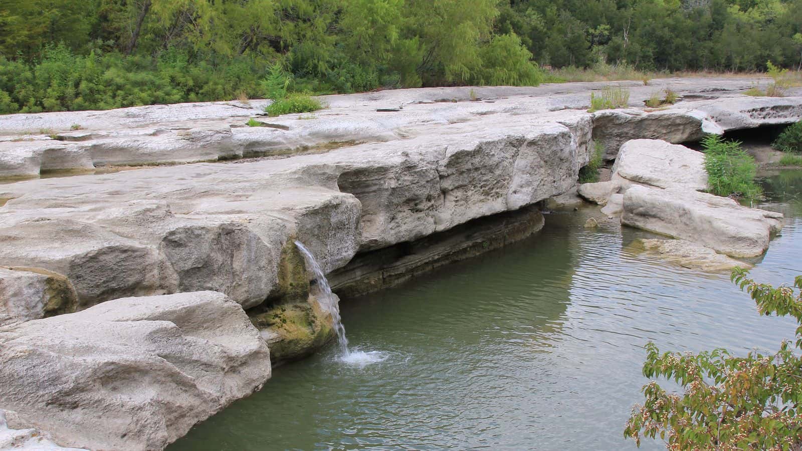 Lajas de piedra caliza y una cascada pequeña sobre Onion Creek, en McKinney Falls State Park