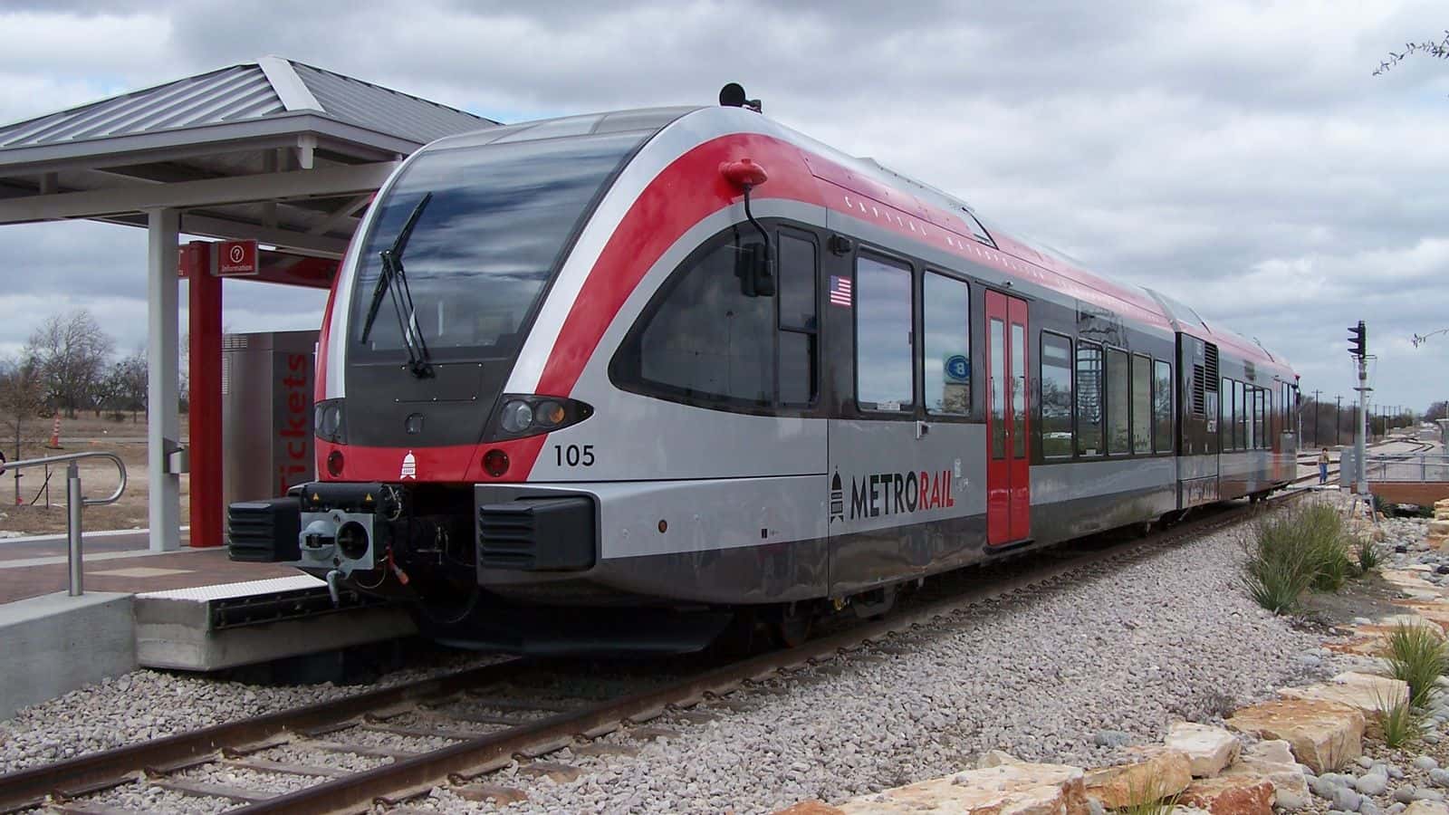 Tren de pasajeros MetroRail de Capital Metro junto al andén techado de la estación de Leander